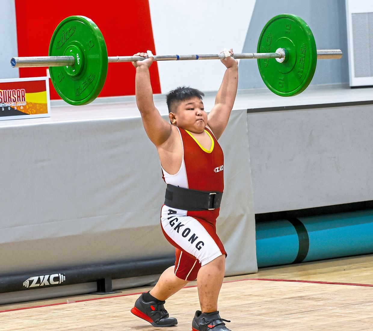 Macxqlynson competing in the men’s 71kg category at Dewan Panglima Rentap in Betong.