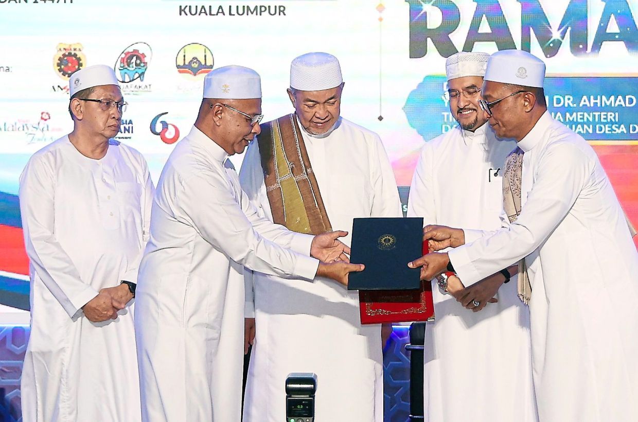 Checking out the details: Ahmad Zahid (second from left) and Majlis Amanah Rakyat (Mara) chairman Datuk Dr Asyraf Wajdi Dusuki (second from right) sharing a moment, while Mara director-general Datuk Zulfikri Osman (far right) and MAIWP CEO Datuk Mohd Nizam Yahya (far left) look on at the Gen Huffaz Teknokrat Mara 2026 assembly at the Federal Territories Mosque in Kuala Lumpur.— MUHAMAD SHAHRIL ROSLI/The Star