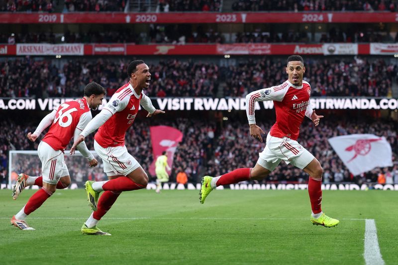Soccer-Arsenal claim nervy win over Chelsea, Man Utd go third