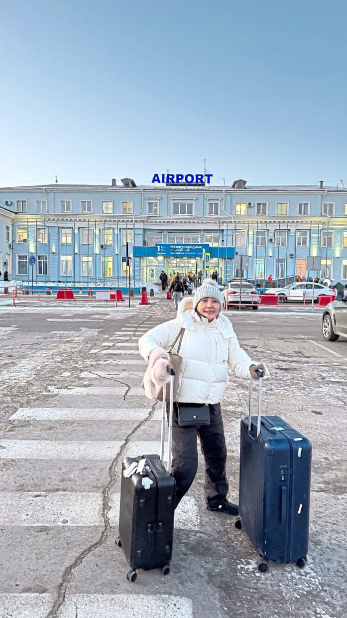 A leisure traveller typically carries one large suitcase and a cabin bag, but if you’re travelling during winter, then you would need to carry more items, and pack smarter.