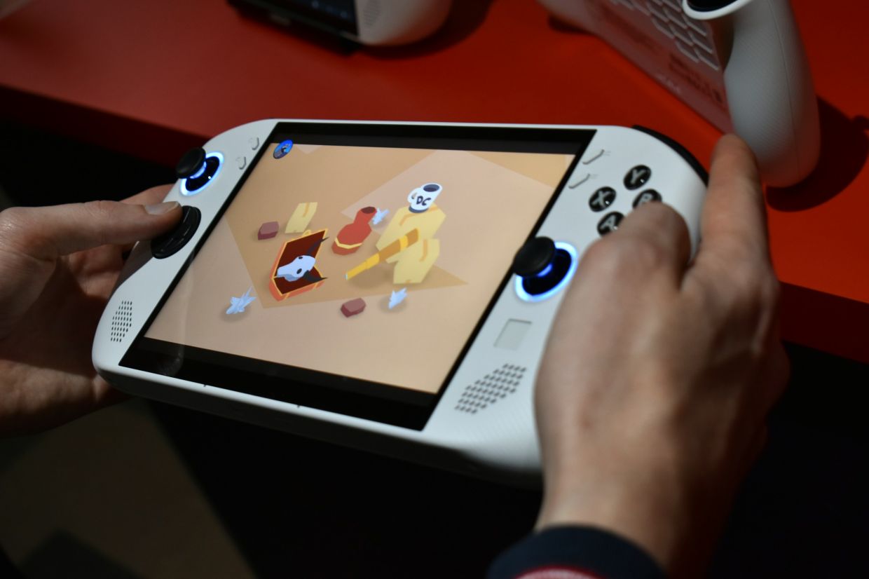 thestar.com.my - Chris Welch - Lenovo teases modular laptop, foldable gaming handheld concepts