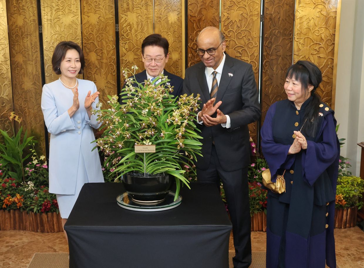 South Korea’s President Lee Jae Myung and First Lady Kim Hea Kyung are presented the - Vanda Lee Jae Myung Kim Hea Kyung - by Singapore’s President Tharman Shanmugaratnam and First Lady Jane Ittogi during an orchid naming ceremony at the Ministry of Foreign Affairs in Singapore, on Monday, March 2, 2026. -- Photo: Singapore Press Holding Media Trust /LianHe Zaobao via Reuters.