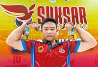 Teen lifter strikes gold