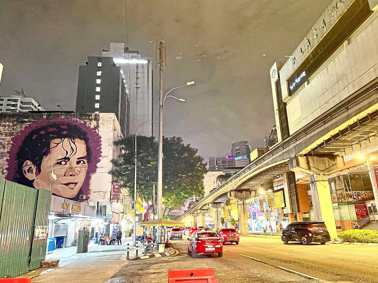 Explore Kuala Lumpur's Chow Kit on a night walking tour