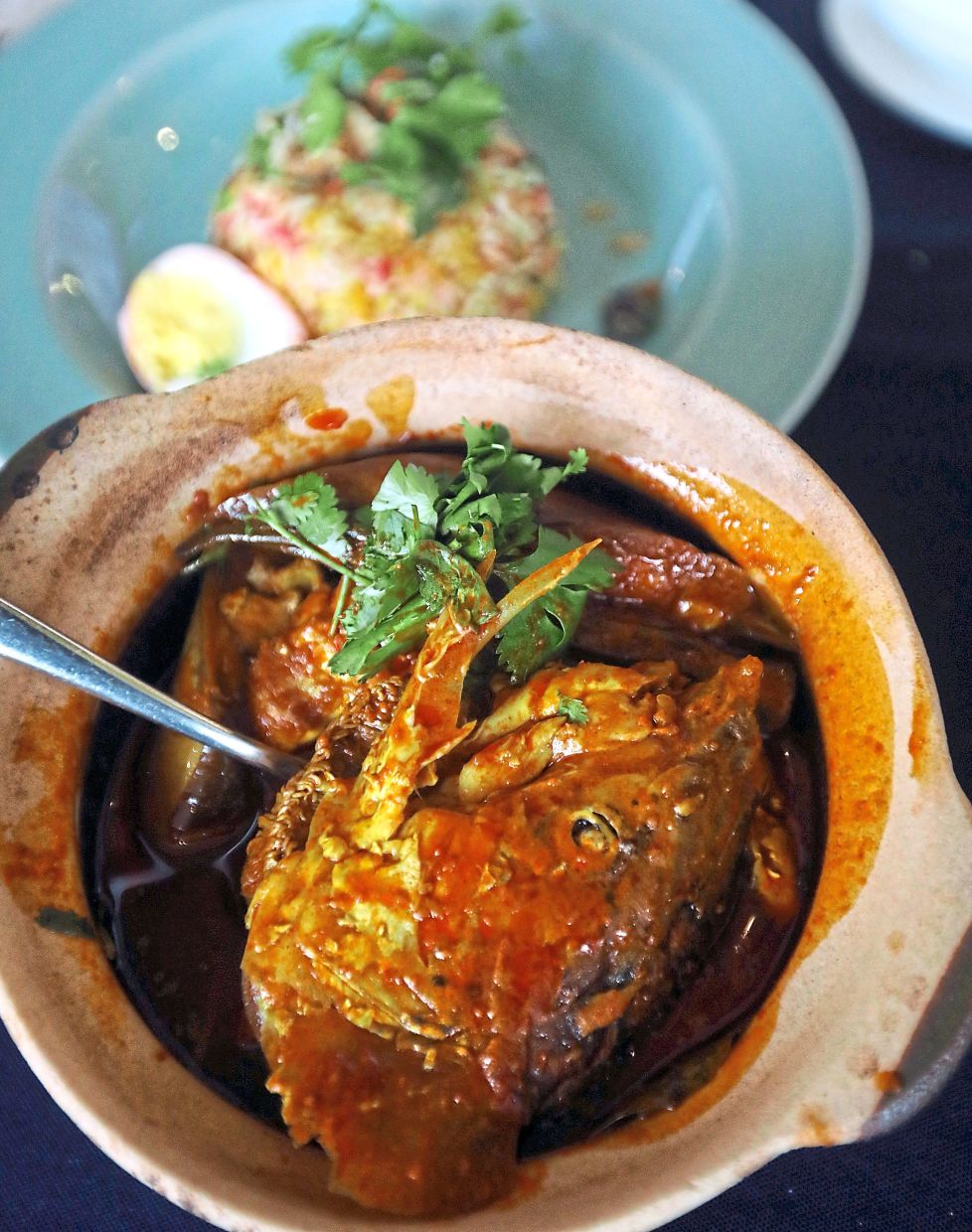 Signature salmon fish head claypot curry.