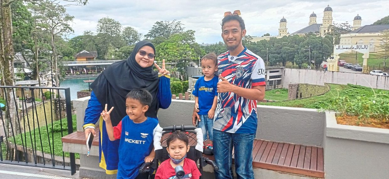 Azri (right) says Zoo Johor is a popular choice for parents looking for budget-friendly activities.