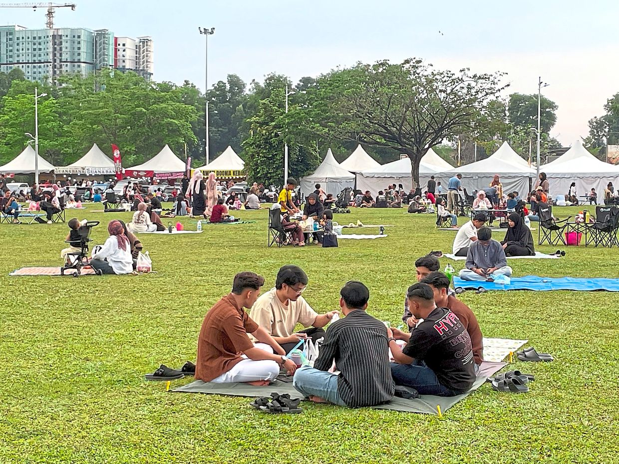 Hundreds gather at popular Ipoh spot to break fast