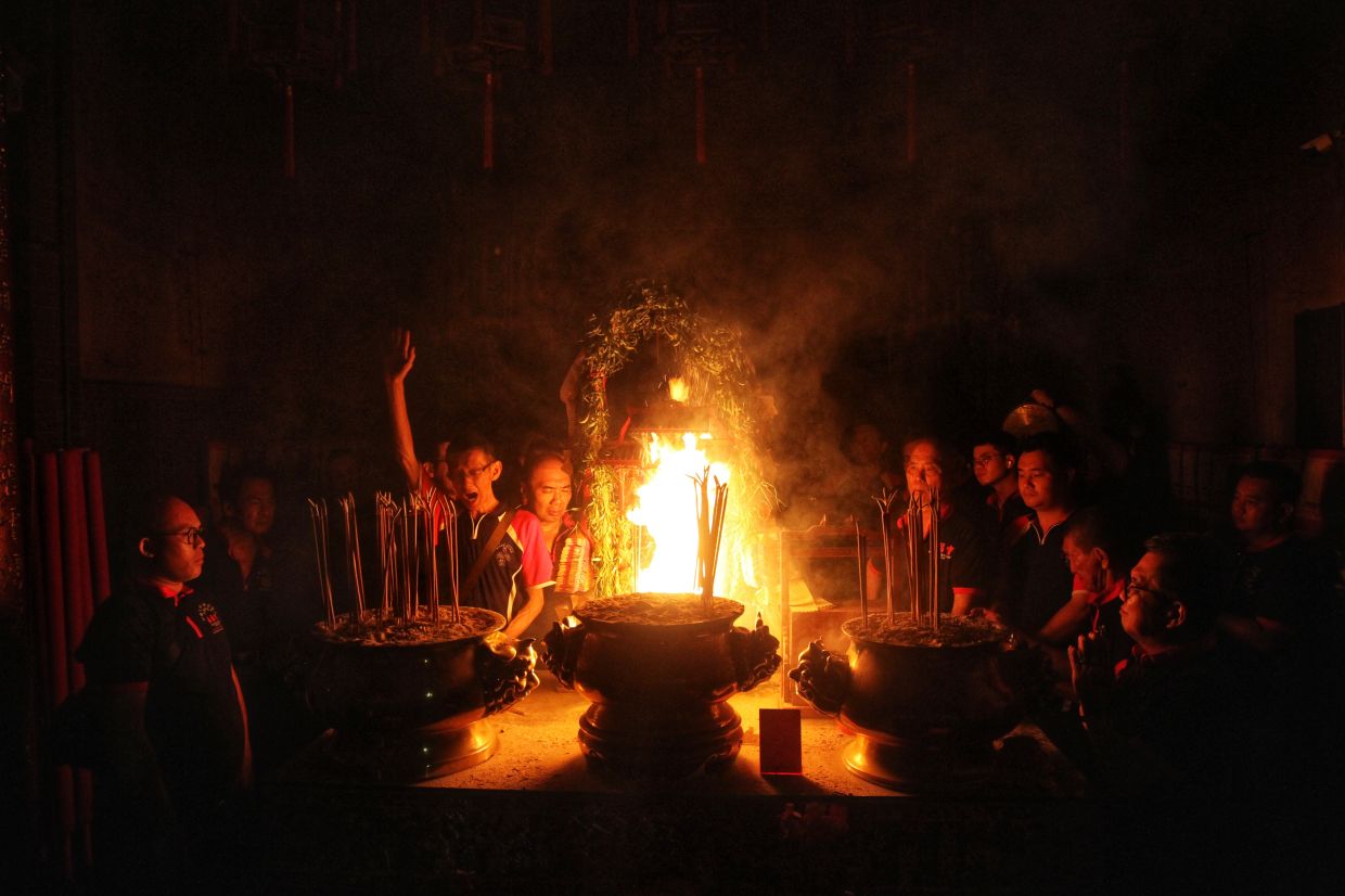 Temple&rsquo;s flame ritual predicts promising start to lunar year