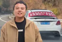 Man in China drives 900km for marriage proposal, hangs banner asking fellow drivers to make way
