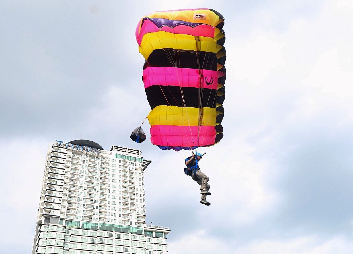 KL leaps ahead in BASE jumping