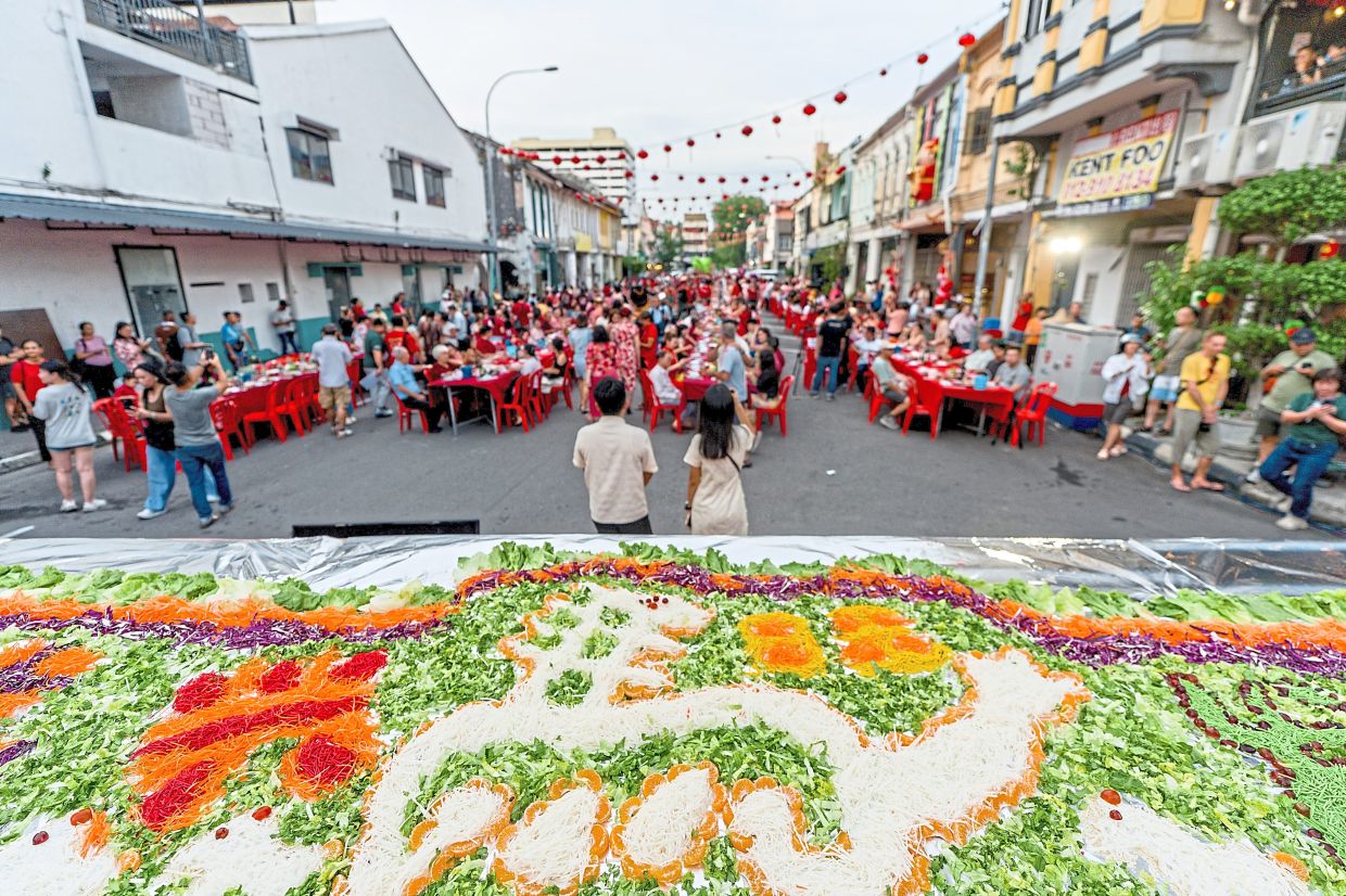 Giant pre-dinner ‘yee sang’ for diners to toss together.