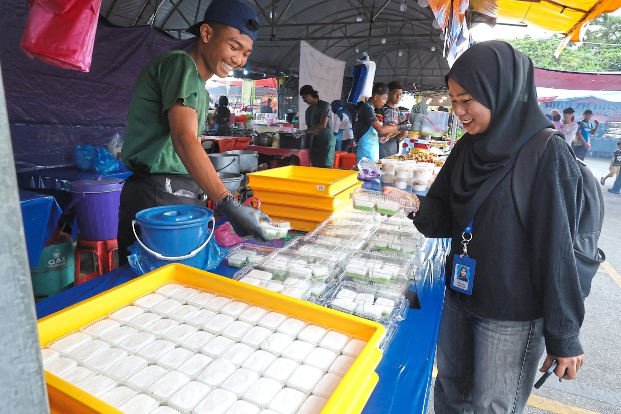  Nur Balqis (right) looks forward to having ‘kuih tepung pelita’ during Ramadan. 