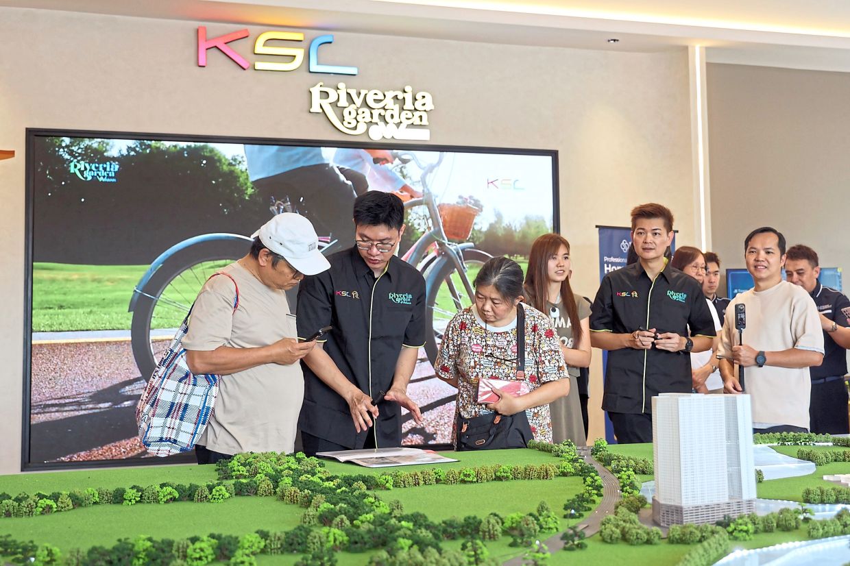 Sales gallery visitors being briefed on Riveria Garden @ Wawari in Iskandar Puteri, Johor. — Photos: THOMAS YONG/The Star 
