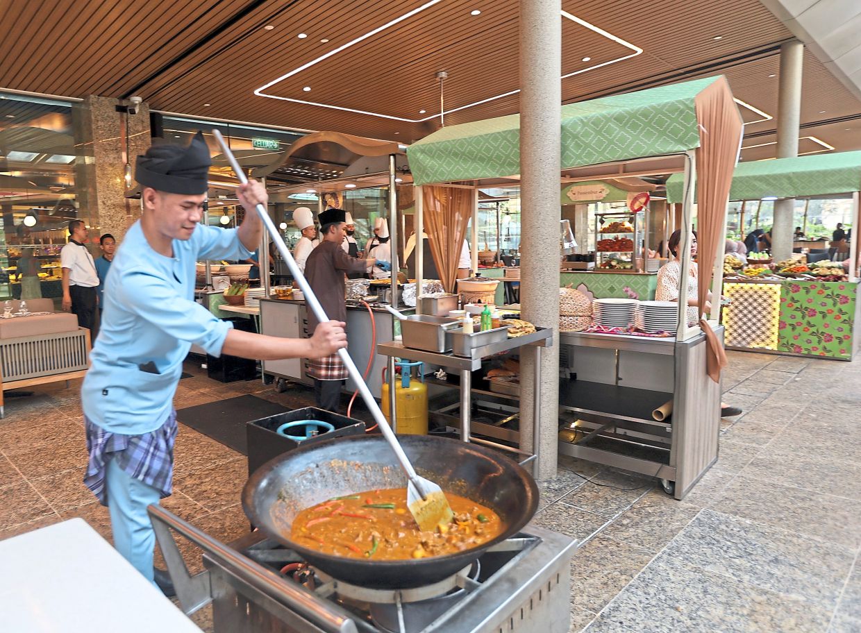 Live stations at Sunway Resort Hotel with Mutton Gulai Kawah. — Photos: CHAN TAK KONG/The Star