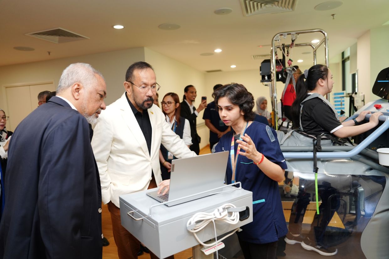 Syed (centre) at Damansara Specialist Hospital 2 Rehabilitation Centre to explore the facilities and treatment options offered for stroke patients.