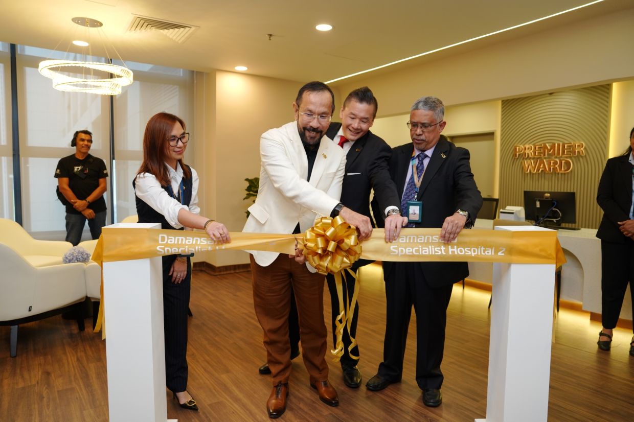 Syed (centre) at Damansara Specialist Hospital 2 Rehabilitation Centre to explore the facilities and treatment options offered for stroke patients.Syed (second from left) accompanied by Chin (second from right) and the senior management team of Damansara Specialist Hospital 2 (DSH2) during the launch of Smart Ward at DSH2.