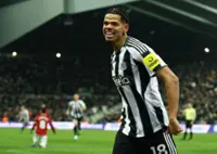 Soccer-Newcastle, down to 10 men, end Carrick's unbeaten run with Man Utd