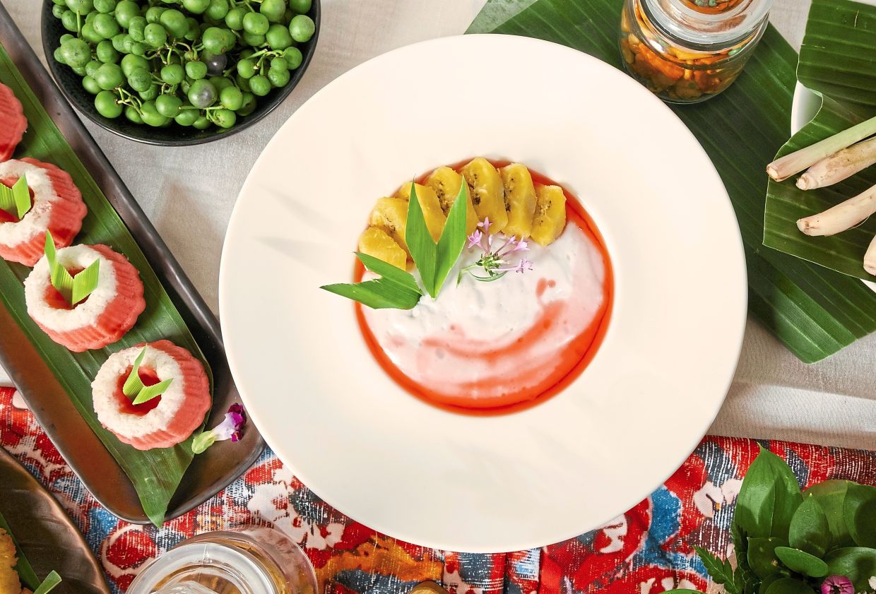 Es Palu Butung banana dessert with coconut milk custard.