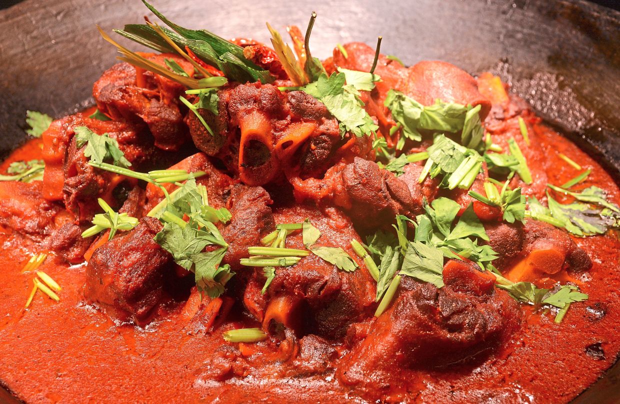 The signature Sup Meletop Tulang Merah is good to the last drop.