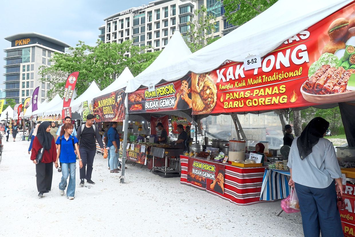 Visitors browsing through Bulatan Sultan Azlan Shah Ramadan Bazaar. — Photos: RONNIE CHIN and ANNABELLE LAWRENCE/The Star