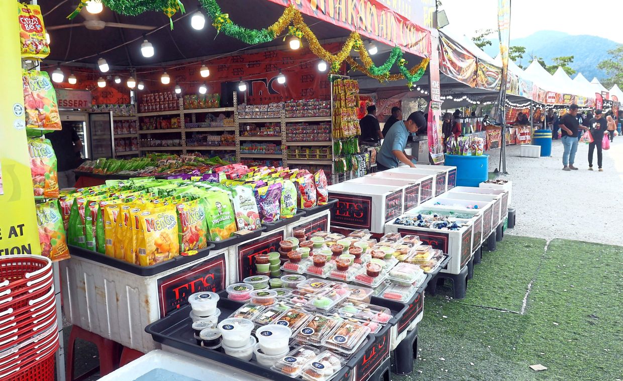 A snack stall at Bulatan Sultan Azlan Shah Ramadan Bazaar.