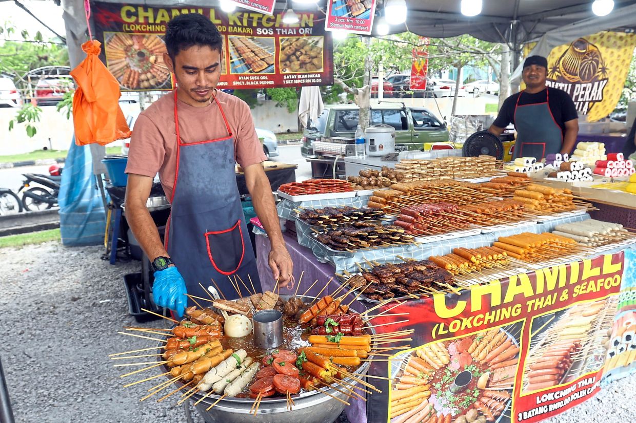 A stall selling Thai-style seafood at Bulatan Sultan Azlan Shah Ramadan Bazaar.