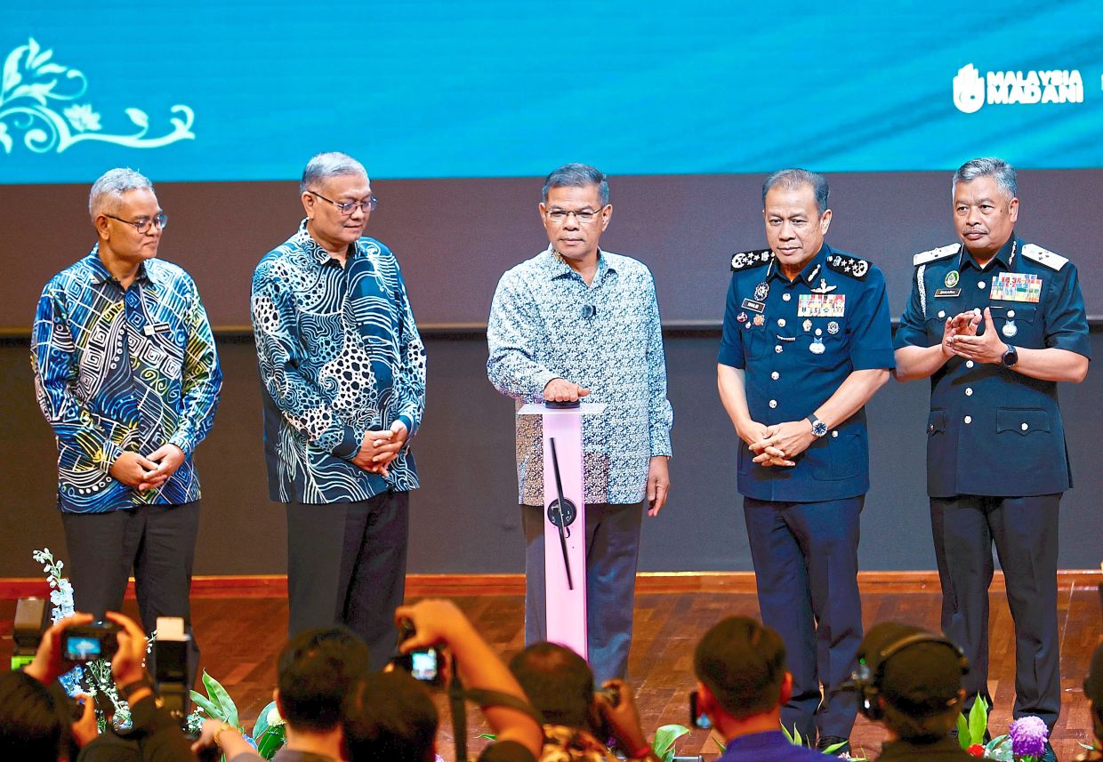 Work smarter: Saifuddin Nasution launching the Immigration Anti-Corruption Strategies book at Kompleks Setia Perkasa, Putrajaya. Looking on are (from left) Home Ministry deputy secretary-general Datuk Makhzan Mahyuddin, Deputy Home Minister Datuk Seri Dr Shamsul Anuar Nasarah, Inspector-General of Police Datuk Seri Mohd Khalid Ismail and Immigration director-general Datuk Zakaria Shaaban — FAIHAN GHANI/The Star