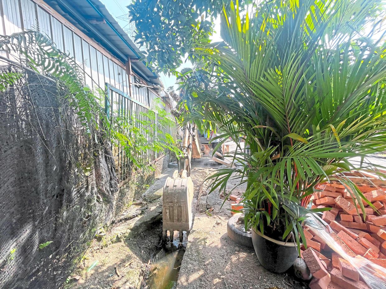 DBKL repairing drain in Lorong Selera of Taman Bukit Indah to prevent stagnant water.