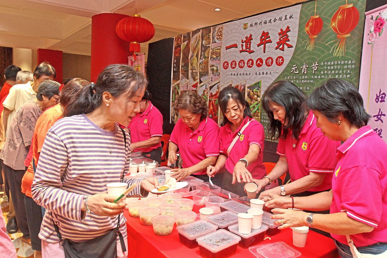 Guests helping themselves to delicacies made by the Penang Hokkien Association’s women’s section members.