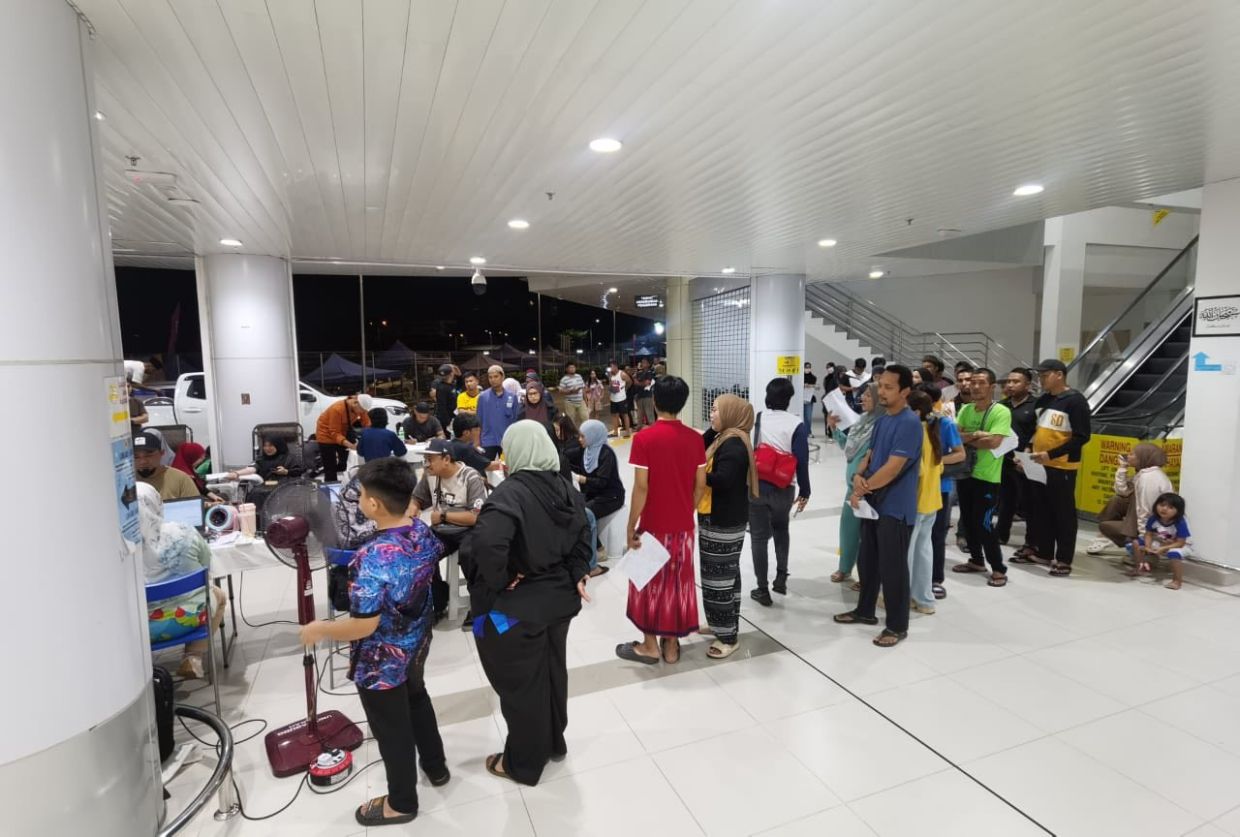 Residents queue at Hospital Tawau to donate blood after breaking their fast in response to an urgent appeal following a road accident involving two siblings.