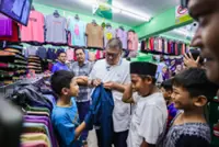 Underprivileged kids get chance to choose own Hari Raya outfits thanks to Melaka CM