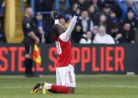 Soccer-Eze thunderbolt guides Arsenal past Mansfield into FA Cup quarter-finals