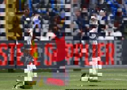 Soccer-Eze thunderbolt guides Arsenal past Mansfield into FA Cup quarter-finals