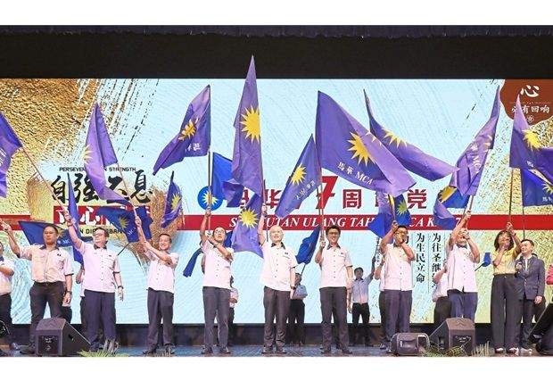 Flying High: Dr Wee (center) lead the party leaders waving party’s flag on stage. From left Ling Tian Soon, Datuk Lawrence Low, Datuk Seri Dr Wee Jeck Seng, Datuk Dr Mah. From right were Datuk Wong You Fong, Datuk Tan Teik Cheng, Datuk Lim Ban Hong and Datuk Chong Sin Woon. — YAP CHEE HONG/The Star