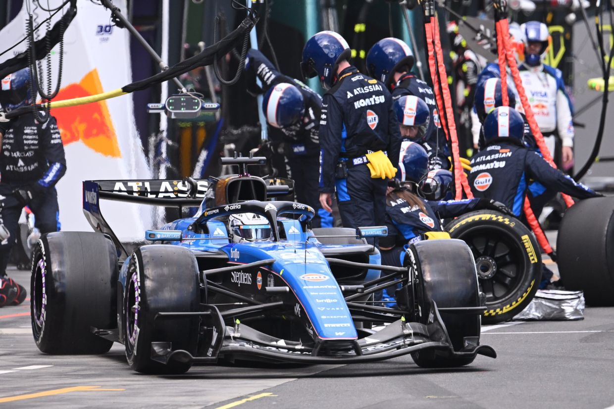 Williams driver Alexander Albon of Thailand steers his car into the pit lane after a tire change during the Australian Formula One Grand Prix at Albert Park in Melbourne, Australia, on Sunday, March 8, 2026. -- Photo: William West/Pool Photo via AP