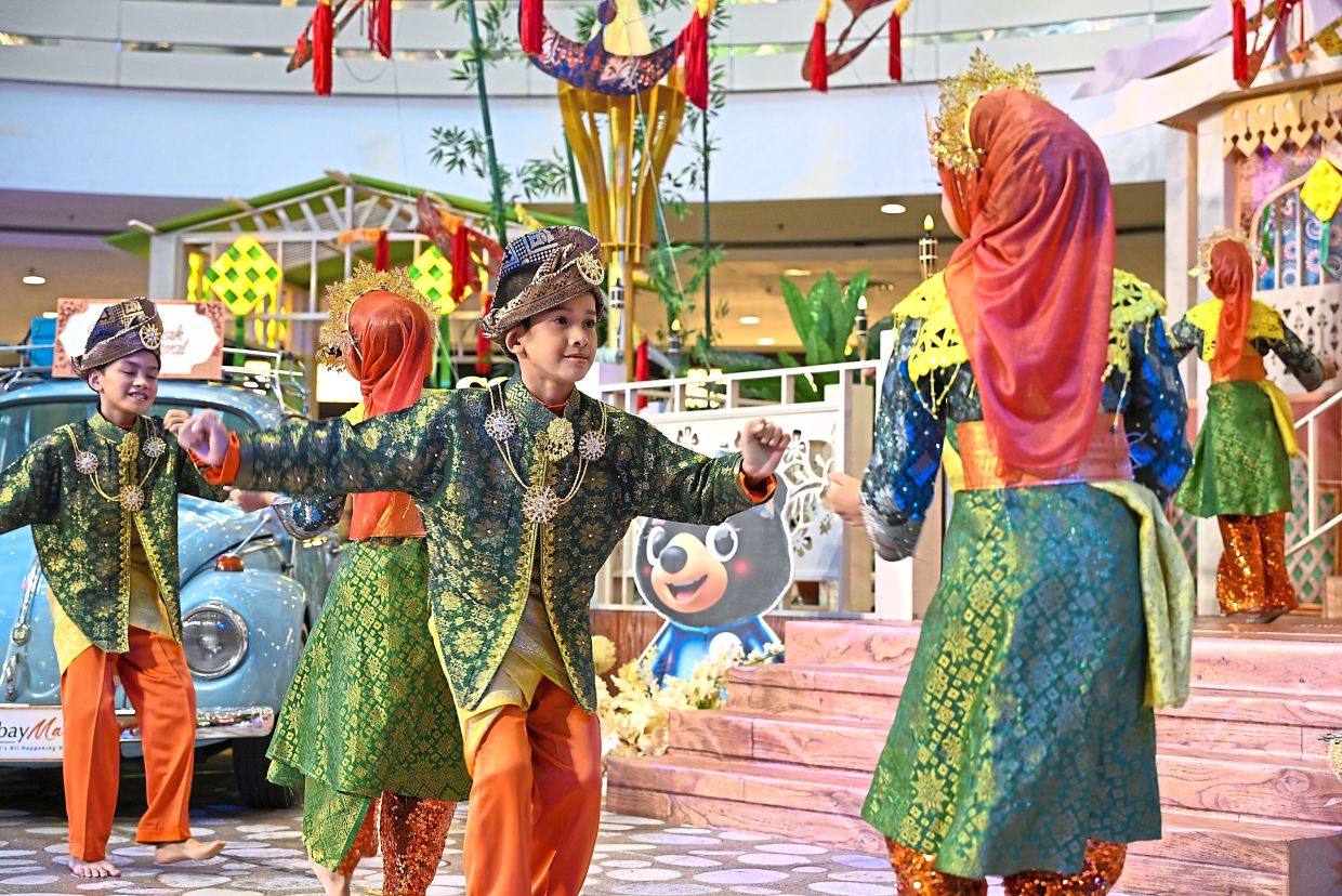 SK Seri Permai’s Ritma Tari dancers performing the Joget Rancak.