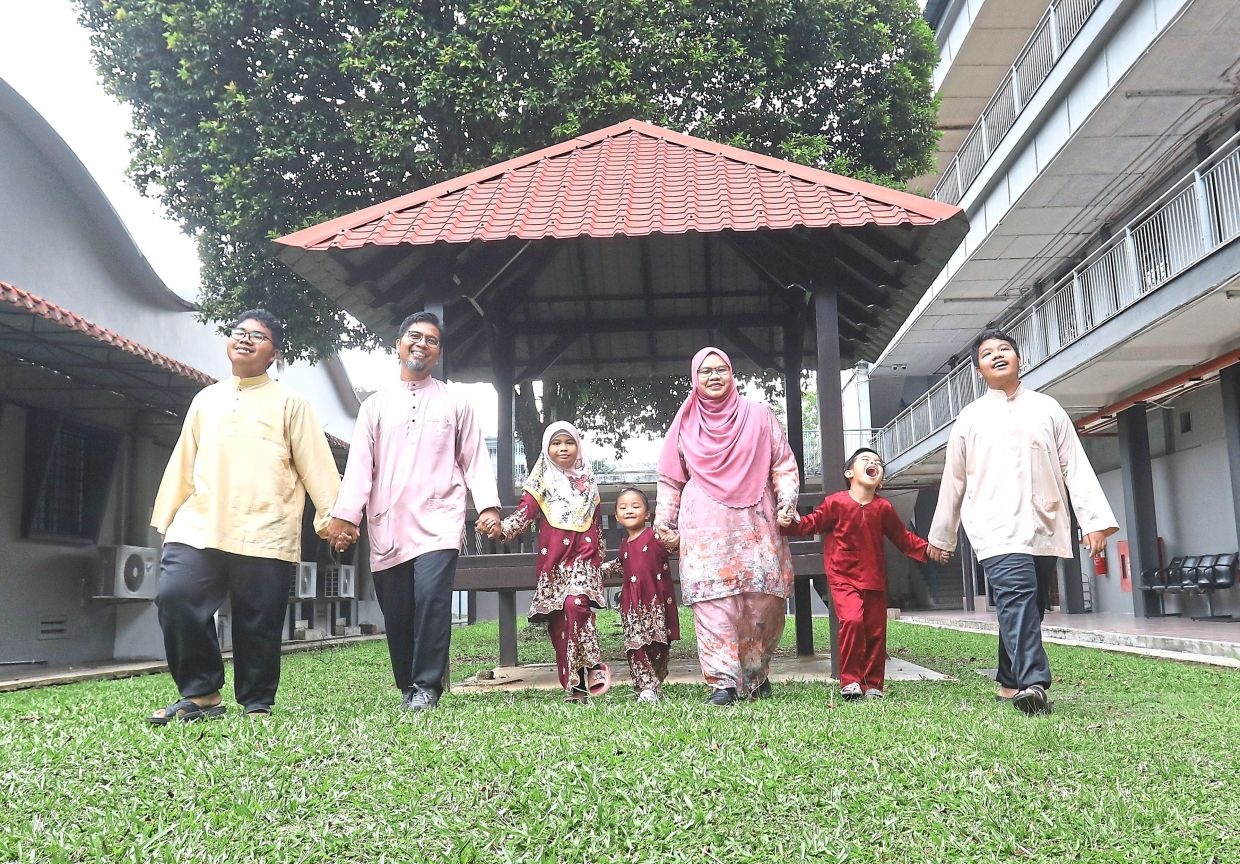  Suhana (third from right) who is deputy dean at UM’s Faculty of Engineering, with husband Mohd Khairul (second left) along with their children.