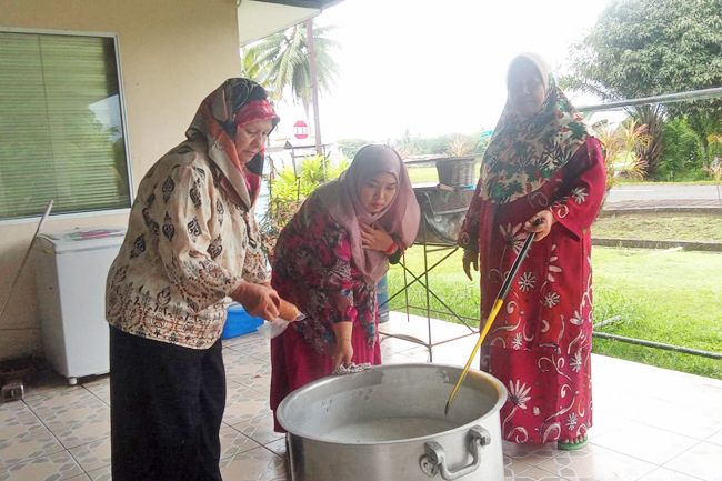 The preparation of bubur cha cha in progress. - Contributor