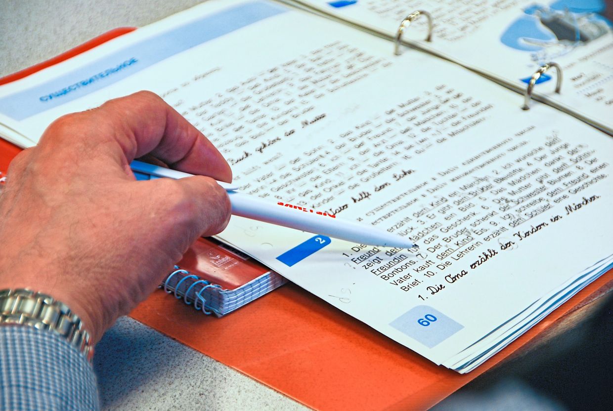 A participant in Hryb’s ­language course ­follows a task on a worksheet.