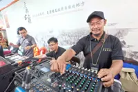 Muslim man bridges cultures