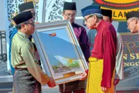 Sultan Sharafuddin witnesses flag-hoisting ceremony