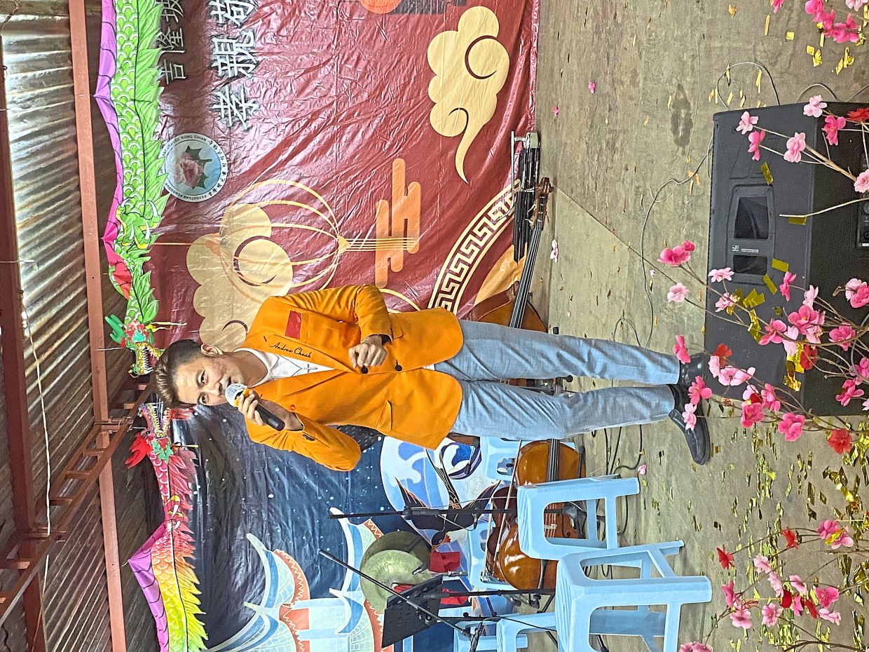 A singer entertains guests during the dinner.