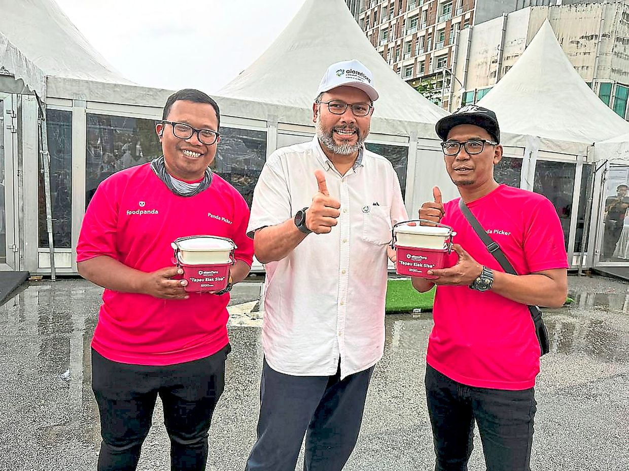 Shariman: Bringing your own food containers to the bazaar can help prevent over-purchasing.