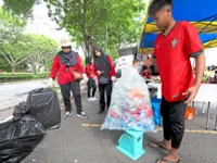PJ folk trade recyclables for meals under MBPJ campaign