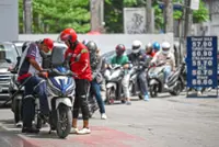 Race to fill tanks before petrol hike