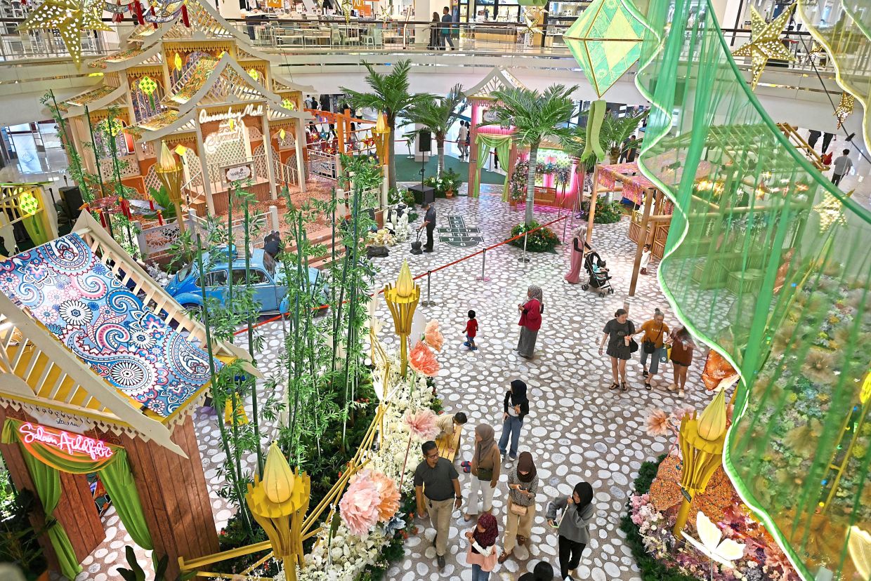 Visitors taking in Queensbay Mall’s Hari Raya setting that evokes the joy of returning home for festive celebrations.
