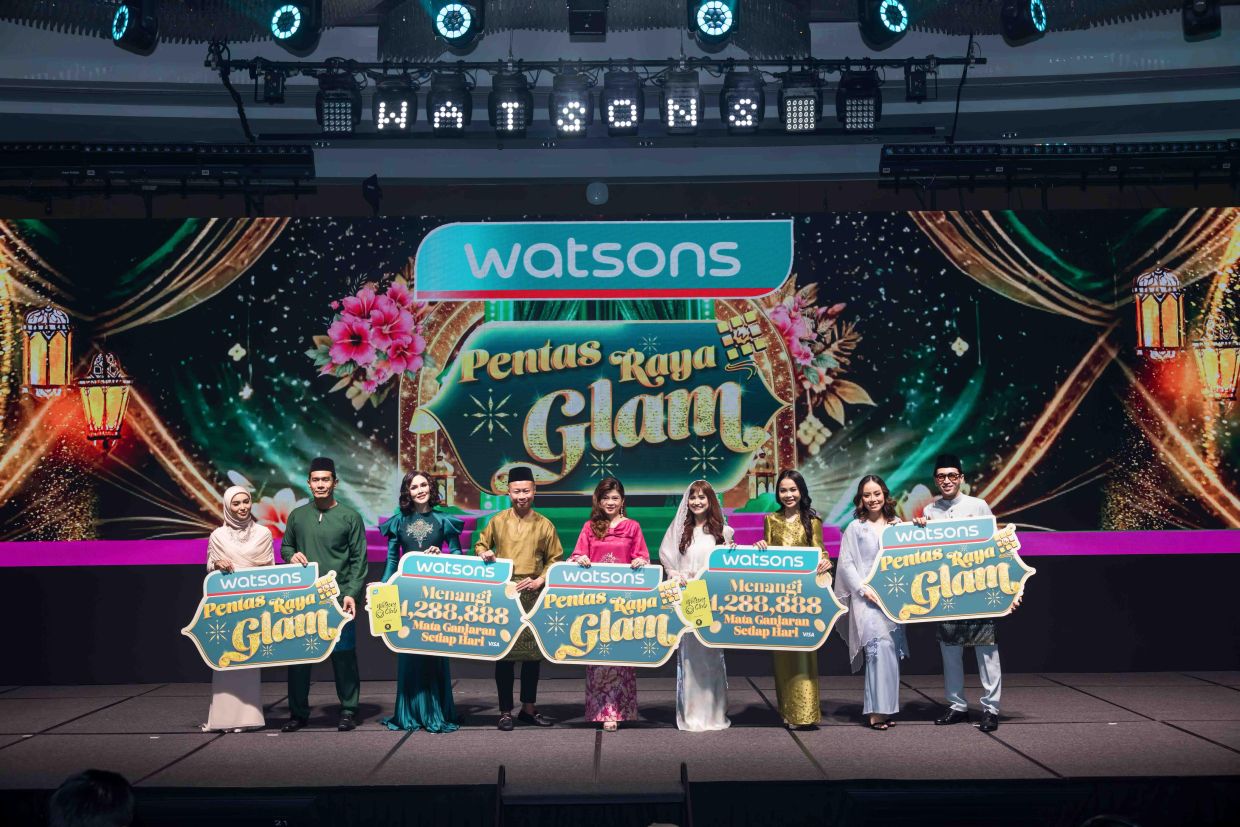 Sharifah, Fahrin, Che Puan Sarimah Ibrahim, Watsons Malaysia chief operating officer Danny Hoh, Loh, Ayda, Wani, Lyssa and Akmal at Watsons Malaysia’s launch event.
