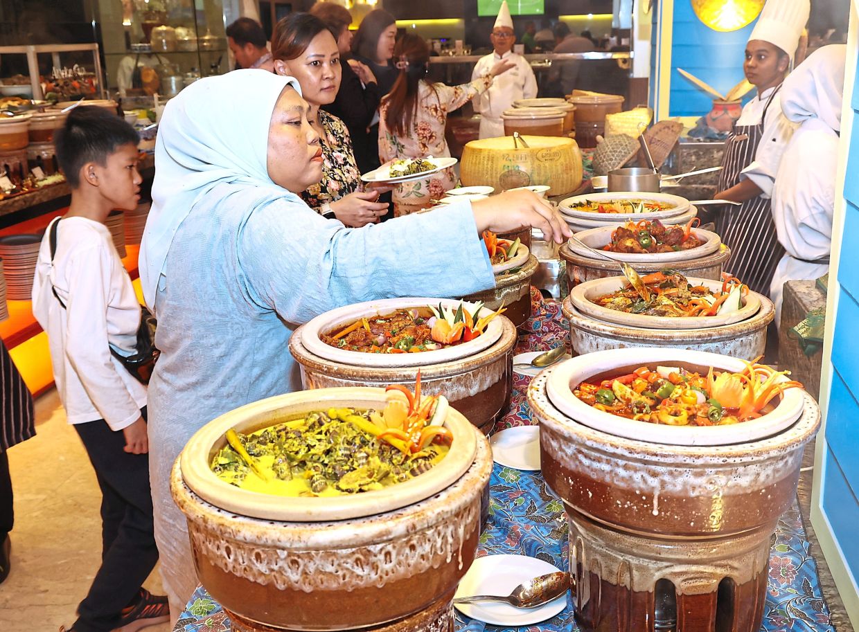 The buka puasa buffet offers a one-of-a-kind nasi kandar experience.