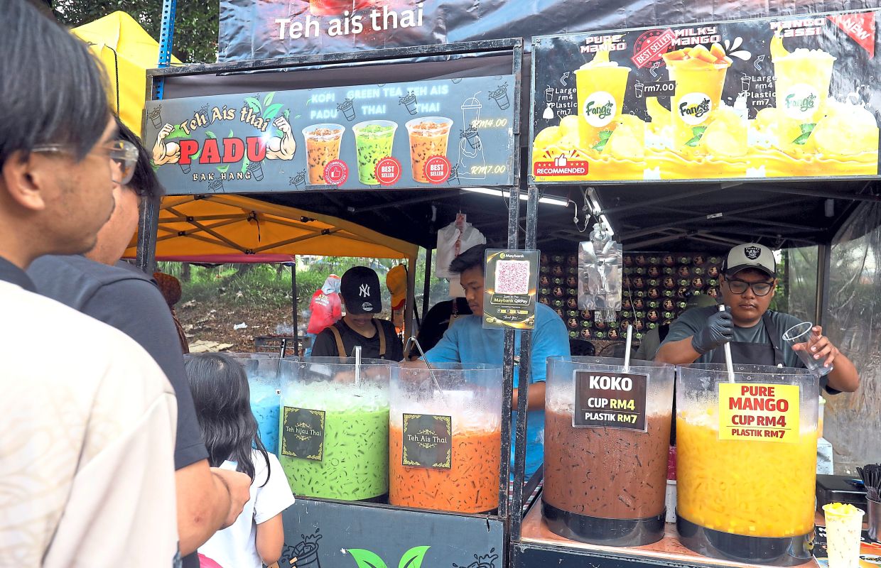 This stall at Kota Damansara in Petaling Jaya, Selangor, sells Thai green tea and mango juice among other beverages. — AZLINA ABDULLAH/The Star