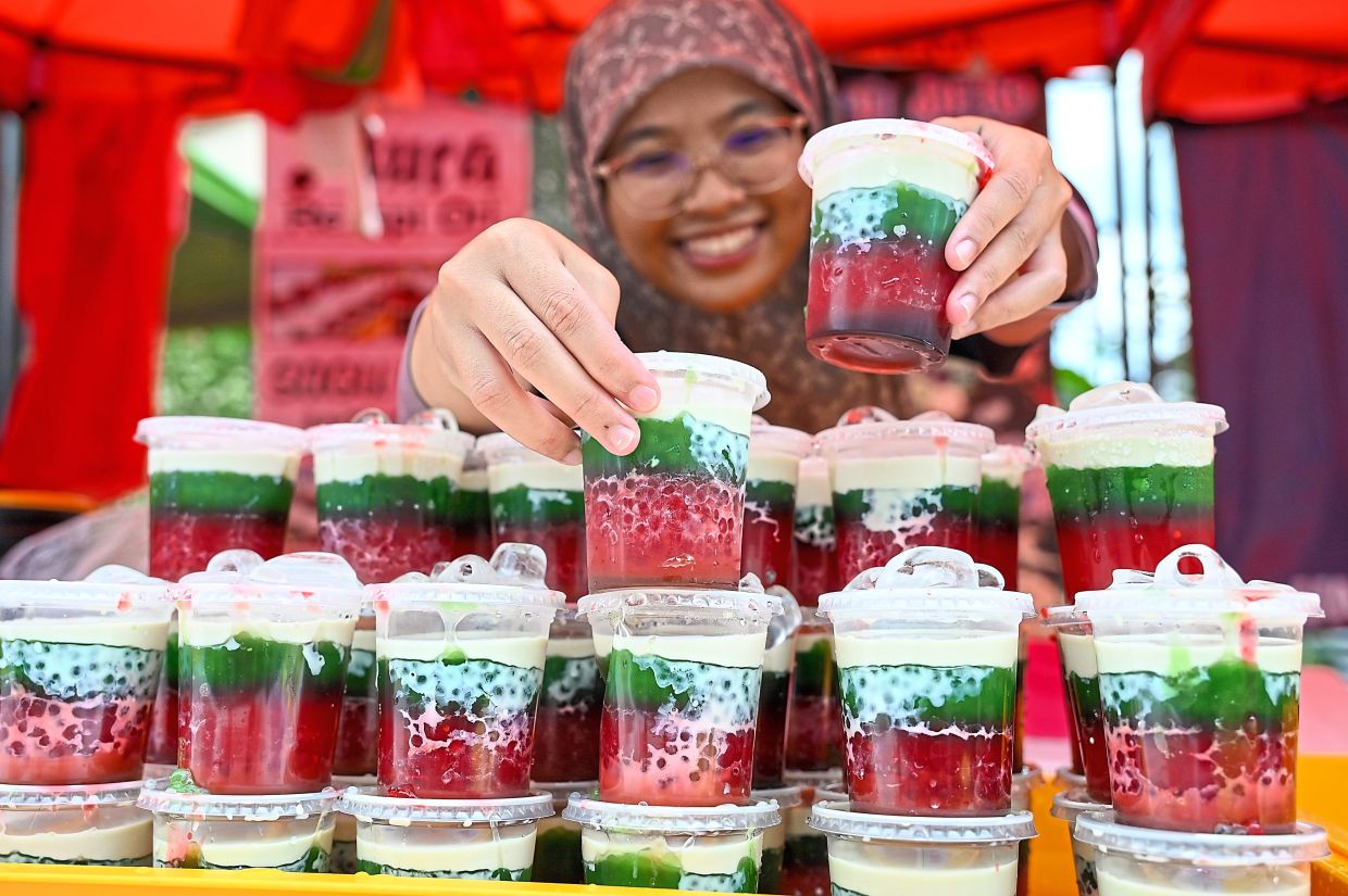 A trader arranging cups of Sagu Gula Melaka at the Ramadan bazaar in Jalan SS5c/13, Kelana Jaya, Petaling Jaya.